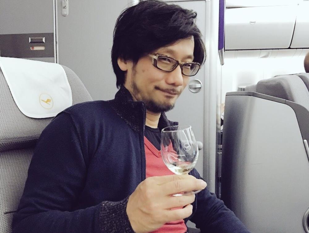 小島秀夫がメタルギアを却下するのを見ると、観客が爆発するのを見てください