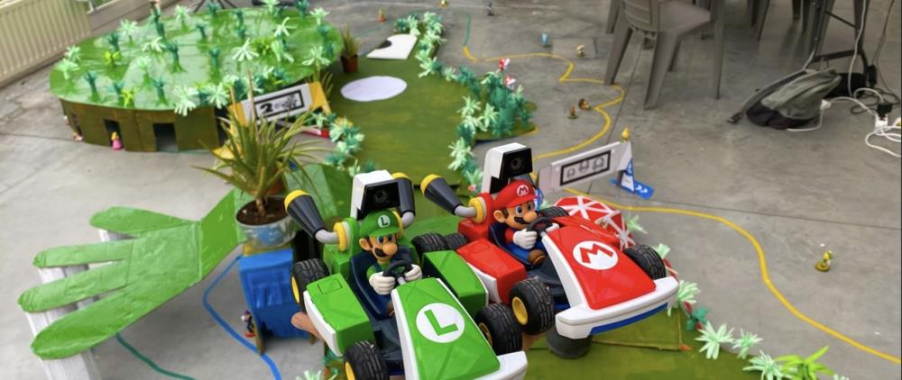 ビデオ：マリオカートライブで手作りのヨッシサーキットでレース